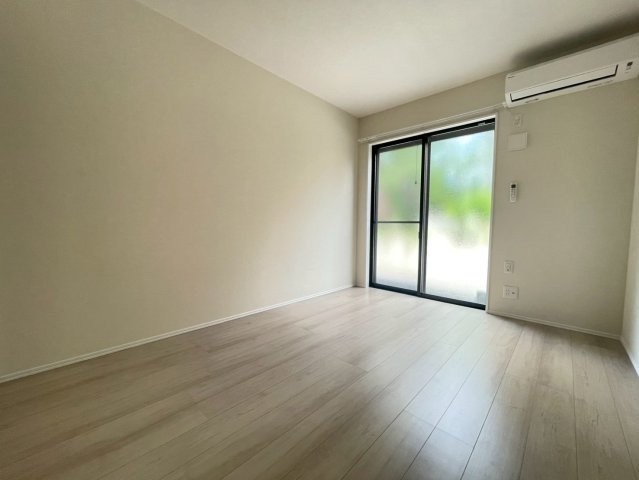ゆったりした洋室です