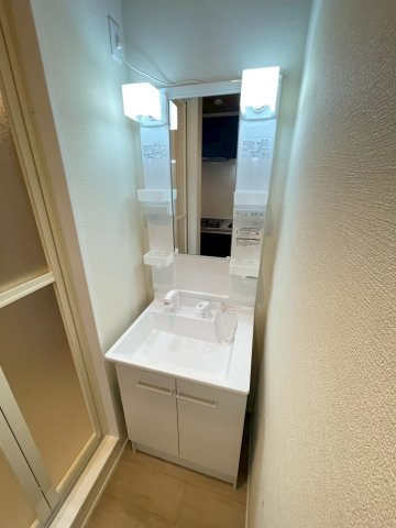 独立洗面化粧台が付いています