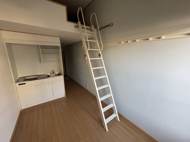 落ち着いた色調の洋室です