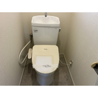 落ち着いた色調のトイレです