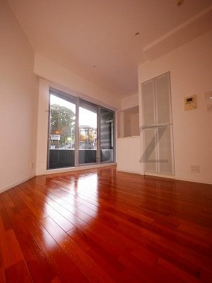 ドゥーエ横濱桜木町の居間・リビング|きれいなフローリングのお部屋です。