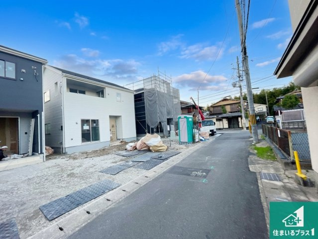 京都市西京区大原野灰方町　第1期　新築一戸建ての前面道路含む現地写真|周辺は落ち着いた街並みの住宅地！子育てがしやすい住環境です！まだ未完成ですが、現地でしかわからない事もございます。是非一度ご覧ください。
