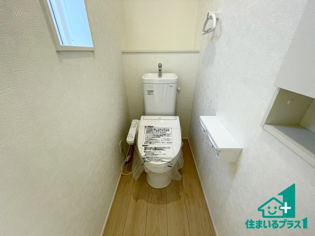 ★東近江市五個荘簗瀬町　第3期　新築一戸建てのトイレ|1・2階の2ヶ所にあるので、朝の忙しい時間の順番待ちもなく、深夜の利用にも大変便利です。