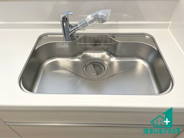 ★東近江市五個荘簗瀬町　第3期　新築一戸建ての設備|洗い物も楽にできる、広々シンク！