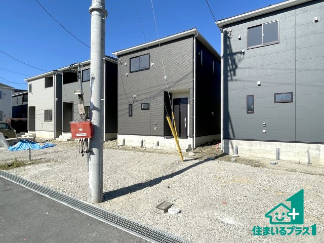 ★東近江市五個荘簗瀬町　第3期　新築一戸建ての前面道路含む現地写真|周辺は閑静な住宅街！前面道路広々で車の出し入れも便利です。駐車が苦手な方でも安心して車庫入れできます！