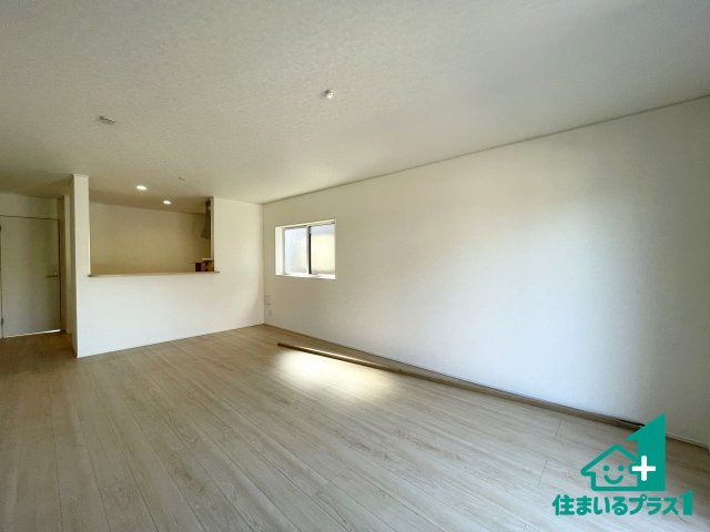 ★東近江市五個荘簗瀬町　第3期　新築一戸建ての居間・リビング|日当たり良好の明るいリビングで朝の目覚めもスッキリできそう！対面キッチンでご家族のコミュニケーションも自然と増える設計！小さなお子様が遊ぶスペースを作っても広々とくつろげるLDK！