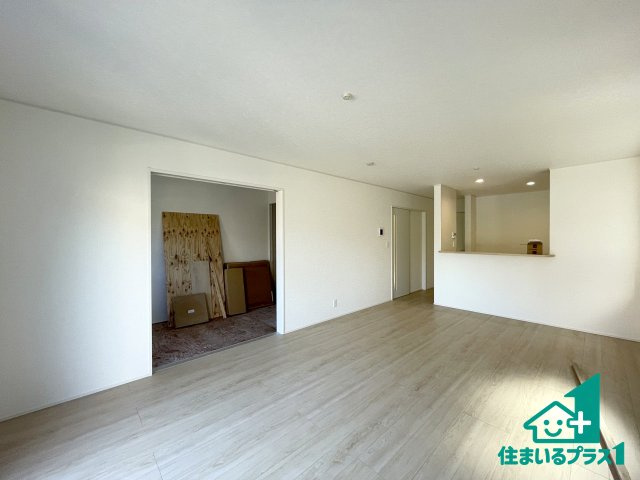 ★東近江市五個荘簗瀬町　第3期　新築一戸建ての居間・リビング|シンプルなリビングは、観葉植物等のインテリアを楽しめますね！パパ好みにも、ママ好みにも家具次第で雰囲気を変えることができます！