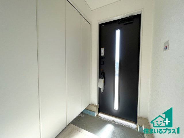 ★東近江市五個荘簗瀬町　第3期　新築一戸建ての玄関|シューズボックスにはたくさんの靴が収納できるので玄関周りはいつもスッキリ！ご家族が増えても安心！