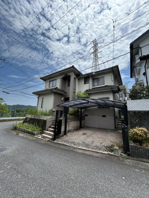 【外観】 | 河内南一丁目　戸建 | 整然とした街並みが広がる閑静な住宅団地内にあり、周辺交通量も少なめのため、落ち着いた住環境をお求めの方におすすめ。
整備された歩道で毎日の生活も安心です。