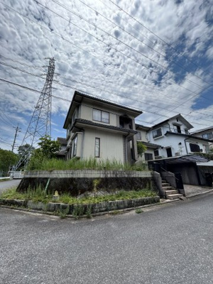 【外観】 | 河内南一丁目　戸建 | 北東角地に位置し、前面道路は二方とも幅員6m以上と広々。
（間口：北側約12m、東側約11m）