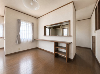 【居間・リビング】 | 河内南一丁目　戸建 | 室内は対面式キッチンを採用し、キッチンには勝手口付き。
3口以上コンロでお料理も快適です。
※CG加工した画像となります。現況優先。