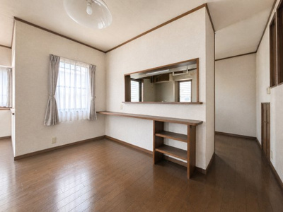 【居間・リビング】 | 河内南一丁目　戸建 | 室内は対面式キッチンを採用し、キッチンには勝手口付き。
3口以上コンロでお料理も快適です。
※CG加工した画像となります。現況優先。