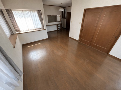 【居間・リビング】 | 河内南一丁目　戸建 | 室内は対面式キッチンを採用し、キッチンには勝手口付き。
3口以上コンロでお料理も快適です。
※CG加工した画像となります。現況優先。