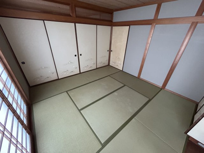 【和室】 | 河内南一丁目　戸建 | リビングの隣には和室があり、くつろぎの空間としてはもちろん、来客時やお子様の遊び場としても活用できます。
8帖和室　1階