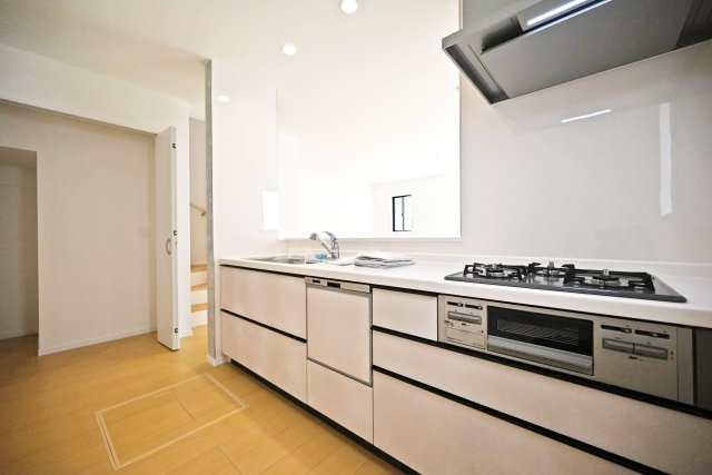 ハートフルタウン東園田町3丁目新築一戸建て全6区画│4LDK+駐車2台可 のキッチン|1階キッチンの奥側から撮影した内観写真です。 キッチンは食洗機付きシステムキッチンを導入しています。