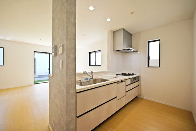 ハートフルタウン東園田町3丁目新築一戸建て全6区画│4LDK+駐車2台可 のキッチン|落ち着きと上品さを感じられる、心地よい雰囲気のキッチンです。キッチンに小窓があり、すぐに換気もできます。