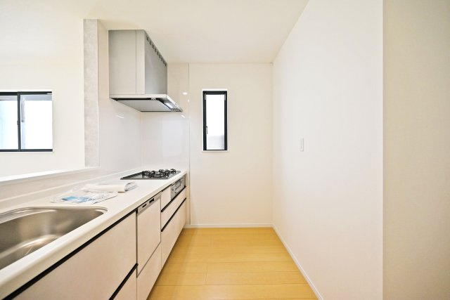 ハートフルタウン東園田町3丁目新築一戸建て全6区画│4LDK+駐車2台可 のキッチン|キッチン後ろのスペースも広く、ご入居後に設置するカップボードの幅も広がります。特にLDKが広い住宅の場合はカップボードなどのメインインテリアを大きくするとバランスが良くなります。