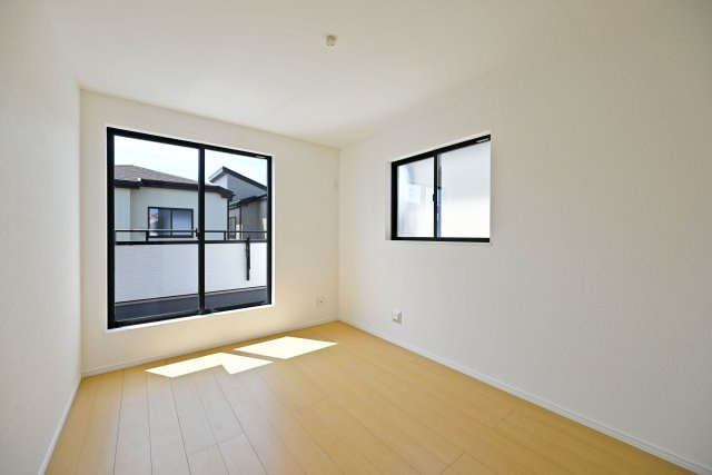 ハートフルタウン東園田町3丁目新築一戸建て全6区画│4LDK+駐車2台可 の寝室|-洋室約6.５帖-
2階主寝室想定の洋室です。 シンプルな間取りになっているのでどんな家具でも合います。