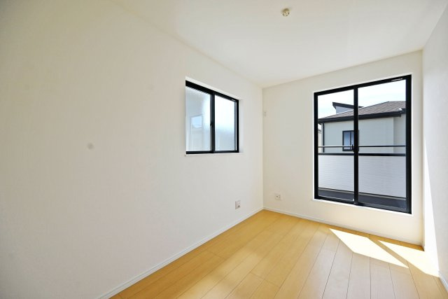 ハートフルタウン東園田町3丁目新築一戸建て全6区画│4LDK+駐車2台可 の洋室|-洋室約5.1帖-
住まう方のライフスタイルに合わせて自由に使えるお部屋です。