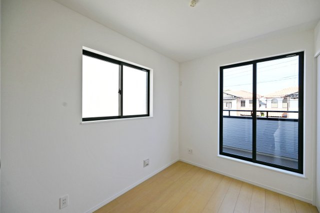 ハートフルタウン東園田町3丁目新築一戸建て全6区画│4LDK+駐車2台可 の子供部屋|-洋室約4.5帖-
お子様のお部屋にも適した、明るく快適な洋室です。