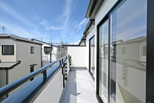 ハートフルタウン東園田町3丁目新築一戸建て全6区画│4LDK+駐車2台可 のバルコニー|2階南面バルコニーには奥行きがあってたくさんの洗濯物を干すことができます。