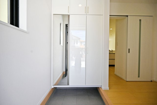 ハートフルタウン東園田町3丁目新築一戸建て全6区画│4LDK+駐車2台可 の玄関|1階玄関に入ってすぐの内観写真です。 上部まで収納があるシューズBOX付き。 毎日使う玄関回りも常に片付いた状態を維持できそうです。