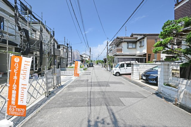 ハートフルタウン東園田町3丁目新築一戸建て全6区画│4LDK+駐車2台可 の前面道路含む現地写真|北側道路幅員幅は約6.0ｍ幅です。前面道路が広く駐車や車の出入りもスムーズです。