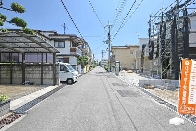 ハートフルタウン東園田町3丁目新築一戸建て全6区画│4LDK+駐車2台可 の前面道路含む現地写真|北側道路幅員幅は約6.0ｍ幅です。前面道路が広く駐車や車の出入りもスムーズです。