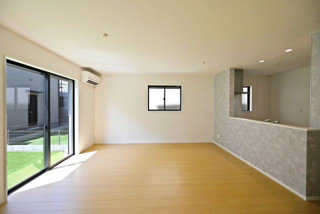 ハートフルタウン東園田町3丁目新築一戸建て全6区画│4LDK+駐車2台可 の居間・リビング|悠々とした広さを確保した空間に、多方向に設けた窓から光が差し込み、明るくのびやかなライフシーンを演出。明るく爽やかな暮らしを育めます。