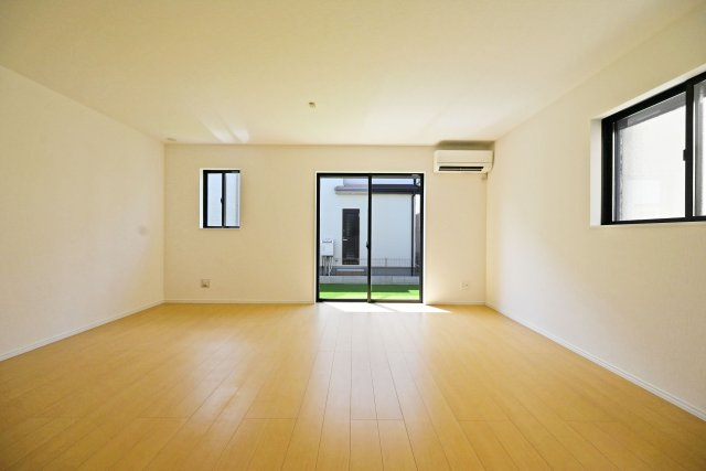 ハートフルタウン東園田町3丁目新築一戸建て全6区画│4LDK+駐車2台可 の居間・リビング|陽光と風をたっぷり取り込める開放感あふれる空間です。明るく居心地の良い室内は、ご家族が自然と集まり、ゆったりとした団らんの時間をお楽しみいただけます。
