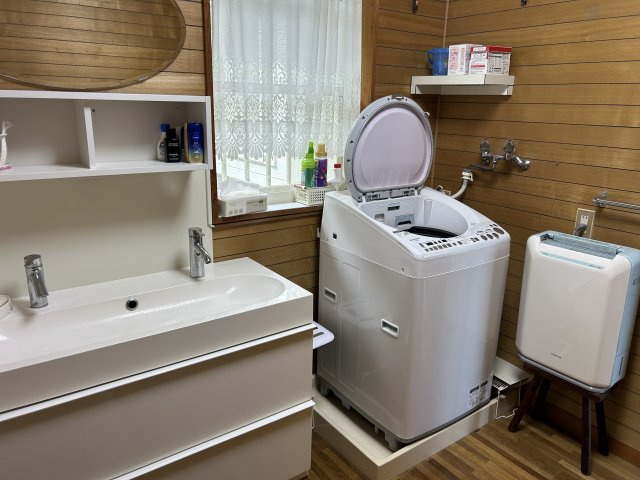 エンゼルフォレスト伊豆熱川別荘地の独立洗面台|室内洗濯機置場