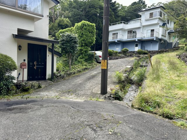 エンゼルフォレスト伊豆熱川別荘地の前面道路含む現地写真