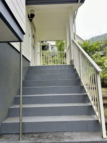 エンゼルフォレスト伊豆熱川別荘地の玄関|玄関まで階段を上ります。