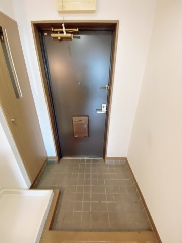 セフィラ・Dの玄関|別部屋同一間取りのお写真となります。