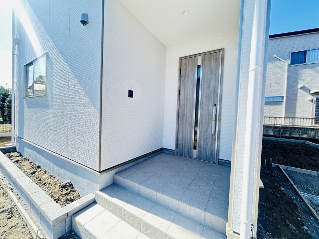 新築　佐波郡玉村町福島2期　3号棟の玄関|現地写真　TVモニター付きドアホンでセキュリティも安心です！
