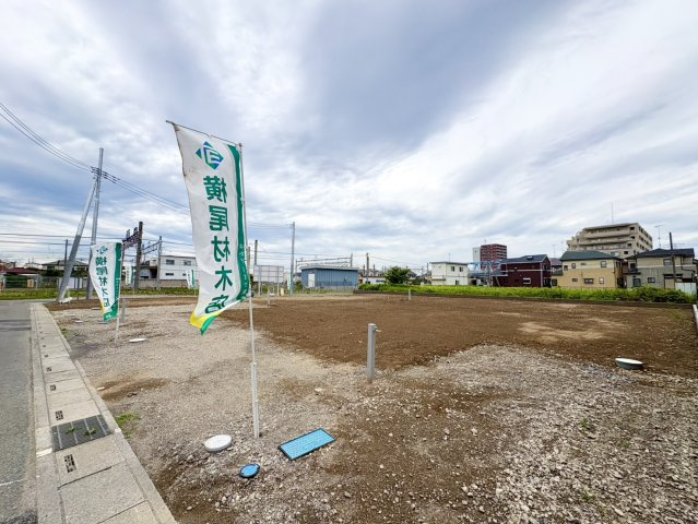 【前面道路含む現地写真】 | 【新堀第15期　現地外観】
※令和８年６月時点