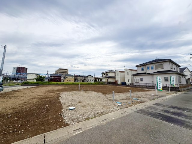 【前面道路含む現地写真】 | 【新堀第15期　現地外観】
※令和８年６月時点