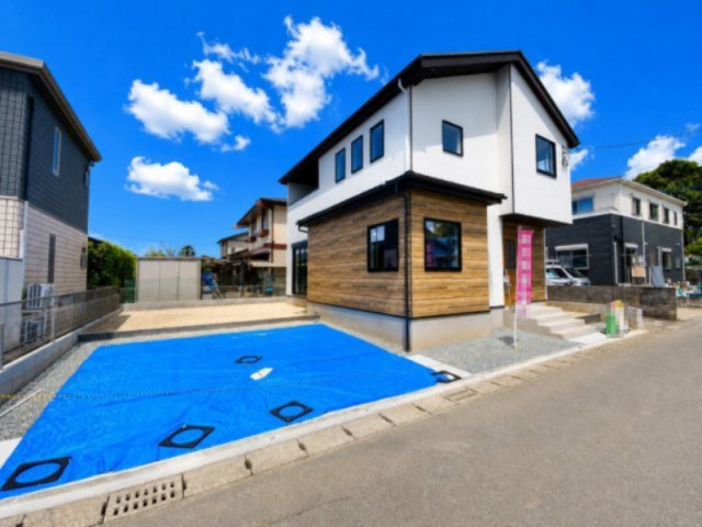 ケイアイテラス／益城町３期／１号棟の前面道路含む現地写真