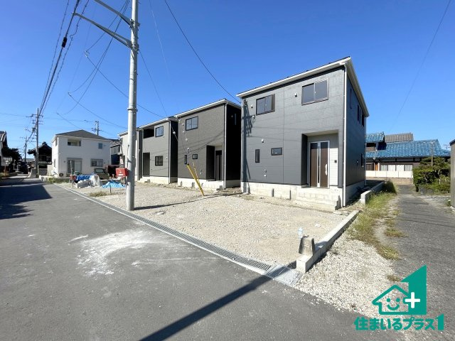 ★東近江市五個荘簗瀬町　第3期　新築一戸建ての前面道路含む現地写真|周辺は閑静な住宅街！前面道路広々で車の出し入れも便利です。駐車が苦手な方でも安心して車庫入れできます！