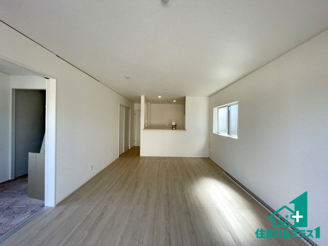 ★東近江市五個荘簗瀬町　第3期　新築一戸建ての居間・リビング|日当たり良好の明るいリビングで朝の目覚めもスッキリできそう！対面キッチンでご家族のコミュニケーションも自然と増える設計！小さなお子様が遊ぶスペースを作っても広々とくつろげるLDK！