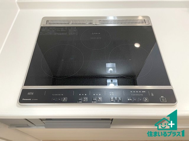 ★東近江市五個荘簗瀬町　第3期　新築一戸建ての設備|火を使わないので、安心なＩＨコンロ！でこぼこが無い構造なので、掃除もしやすく清潔に保てます！