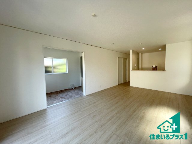 ★東近江市五個荘簗瀬町　第3期　新築一戸建ての居間・リビング|シンプルなリビングは、観葉植物等のインテリアを楽しめますね！パパ好みにも、ママ好みにも家具次第で雰囲気を変えることができます！