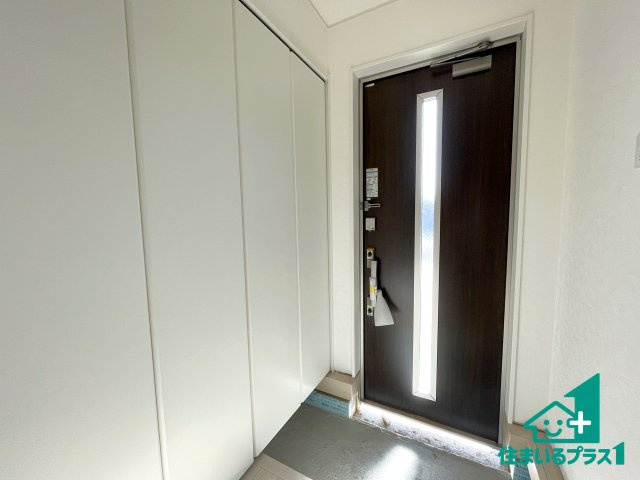 ★東近江市五個荘簗瀬町　第3期　新築一戸建ての玄関|シューズボックスにはたくさんの靴が収納できるので玄関周りはいつもスッキリ！ご家族が増えても安心！