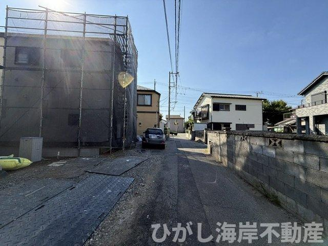 茅ケ崎市南湖５丁目　新築戸建　全２棟の前面道路含む現地写真|10月9日撮影　建築中　現地外観