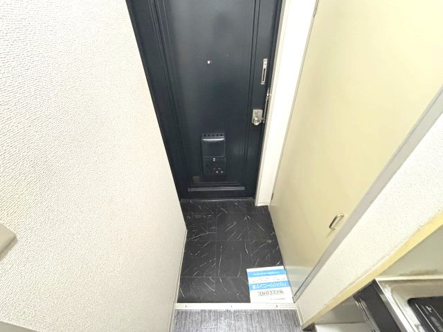フォンタル西板持A棟の玄関