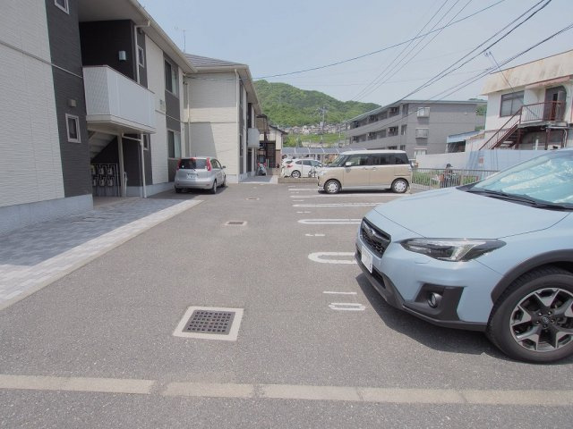 アルカサル A棟の駐車場