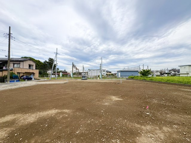 【前面道路含む現地写真】 | 【新堀第15期　現地外観】
※令和８年６月時点