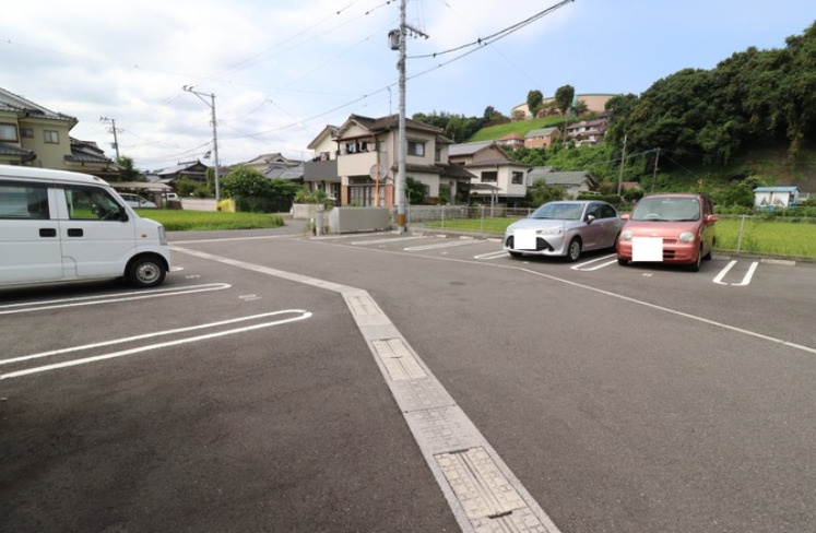 D-room古国府の駐車場