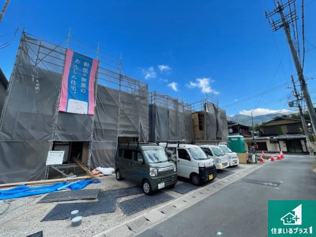 京都市西京区大原野灰方町　第1期　新築一戸建ての前面道路含む現地写真|周辺は閑静な住宅街！前面道路広々で車の出し入れも便利です。駐車が苦手な方でも安心して車庫入れできます！