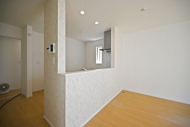 ハートフルタウン東園田町3丁目新築一戸建て全6区画│3LDK+駐車2台可 のキッチン|ご家族とのコミュニケーションが取りやすい対面キッチンは、配膳や片付けもスムーズで、家事動線にも優れた設計となっています。